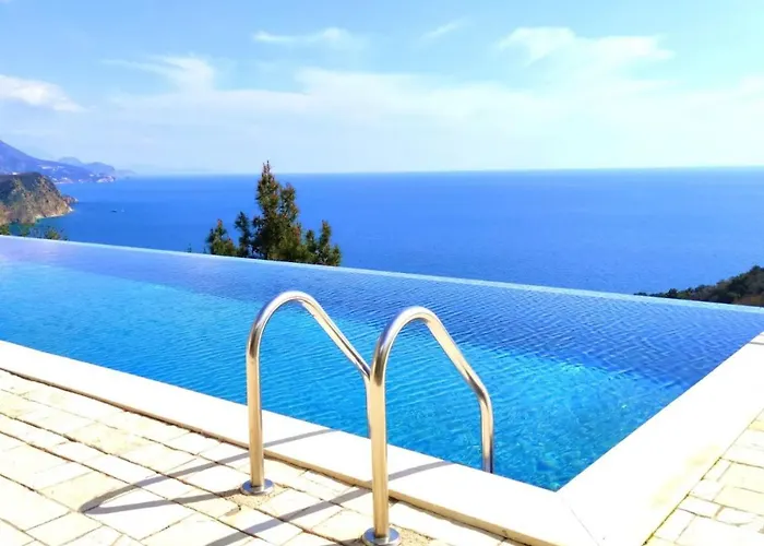 Hillside Apartment With Infinity Pool And Sea View