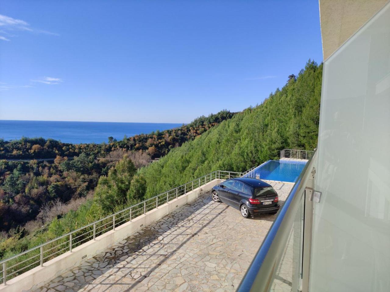 Апартаменты Hillside With Infinity Pool And Sea View